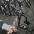 Homem morre após derrubar barra de supino durante exercício na academia imagem
