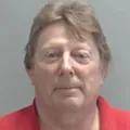 Homem obriga mulher a fazer sexo com estranhos por mais de 30 anos imagem