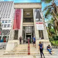 Homens armados invadem biblioteca histórica e levam obras de arte imagem