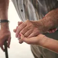 Idosos podem ganhar desconto de até 100% na conta de luz; veja como imagem
