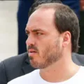 Impedido de acompanhar pai, Carlos Bolsonaro fica na porta de hospital imagem