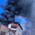 Incêndio atinge oficina de carros no Lobato; vídeo imagem