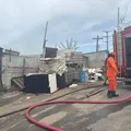 Incêndio de grandes proporções atinge ferro-velho em Salvador imagem
