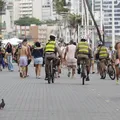 Já viu? Policiais em bicicletas reforçam segurança na orla de Salvador imagem