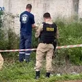 Jovem decapita homem e leva cabeça ao aniversário da irmã; entenda imagem
