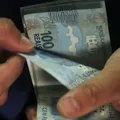 Jovens de até 24 anos vão receber R$ 1.200 em fevereiro; saiba como sacar imagem