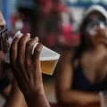Lei brasileira proíbe consumo de álcool na rua; multa ultrapassa R$ 1 mil imagem