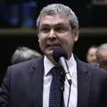 Líder do PT se surpreedeu com votação de PL que beneficia Bolsonaro imagem