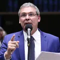 Lindbergh diz que governo tem votos para manter veto da Dosimetria imagem