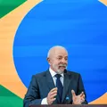 Lula cita Bolsonaro ao criticar tonozeleira em agressores de mulheres imagem
