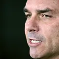 Mas já? Flávio Bolsonaro indica retirada de candidatura à presidência imagem