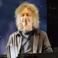 Morre Perry Bamonte, do The Cure, aos 65 anos imagem