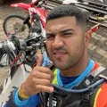 Motocilista morre ao colidir moto em árvore durante trilha na Bahia imagem