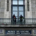 Museu do Louvre instala grades de segurança em local do roubo de joias imagem