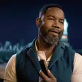 O filme de ação explosivo da Netflix que está dominando o TOP 10 imagem