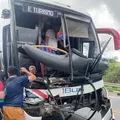 Ônibus com torcida do Fortaleza colide com carreta em rodovia da Bahia imagem