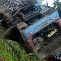 Ônibus de excursão de Salvador a Minas Gerais capota e deixa mortos imagem