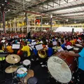 Orquestra Neojiba faz concerto inédito dentro da fábrica da BYD imagem