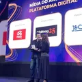 Parceiro do Grupo A Tarde, Poder360 é homenageado no Prêmio Aberje imagem