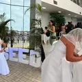 Professora surpreende ao tomar posse em concurso vestida de noiva imagem