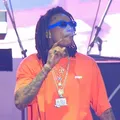 Rapper famoso é condenado por fumar maconha durante show imagem