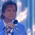 Roberto Carlos interrompe show e tem atitude inesperada com fotógrafos imagem