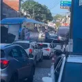 Ruas de Itacaré travam e motoristas enfrentam longos congestionamentos imagem