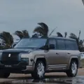 SUV de luxo da BYD resiste à queda de palmeira gigante; veja vídeo imagem