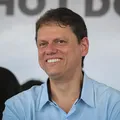 Tarcísio desafia Havaianas: "Aqui em SP é com o pé direito" imagem