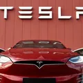 Tesla tropeça em 2025 e perde liderança para rival chinesa BYD imagem