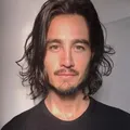 Tiago Iorc revela que mãe pensou em abortá-lo imagem