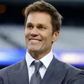 Tom Brady, ex de Gisele Bundchen, é visto com mulher 23 anos mais nova imagem