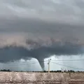 Tornado em formato de funil é registrado após tempestade severa imagem