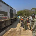 Trem interoceânico descarrila, deixa 13 mortos e 98 feridos imagem
