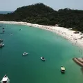 Turista dos EUA é agredido por banhistas após filmar mulher em praia imagem