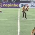 Vídeo: Copinha tem jogo interrompido após gramado "queimar" atletas imagem