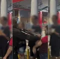 Vídeo: PM é flagrado agredindo idosa com coronhada de fuzil imagem