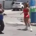 Vídeo: mulher briga com dois PMs e é detida imagem