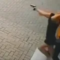 Vídeo: mulher reage a assalto à mão armada e troca tiros com bandidos imagem