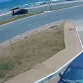 Vídeo: salva-vidas é atingida por carro enquanto pilotava moto na orla imagem