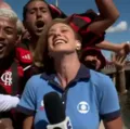 Vídeo: torcedor do Flamengo puxa cabelo de repórter da Globo ao vivo imagem