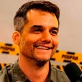Wagner Moura viveu romance explosivo com autora polêmica da Globo imagem