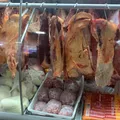 Açougue é fechado por vender carne podre e misturada com ração animal imagem