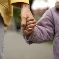 Adoção no Brasil: apoio psicológico ajuda na construção de novos lares imagem