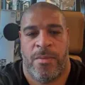 Adriano Imperador se revolta após a mãe sofrer golpe de R$ 15 mil imagem