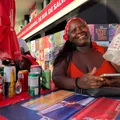 Ambulantes revelam o que planejam fazer com o lucro do Carnaval imagem