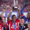 Aos 40 anos, ex-Bahia marca em final e ergue mais uma taça na Colômbia imagem
