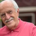 Aos 93 anos, Ary Fontoura surge de biquíni e choca web imagem