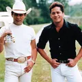 Após quase 30 anos, Leonardo ainda cuida do túmulo de Leandro imagem