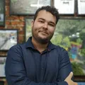 Autor baiano lança livro que expõe caos da vida em condomínio imagem